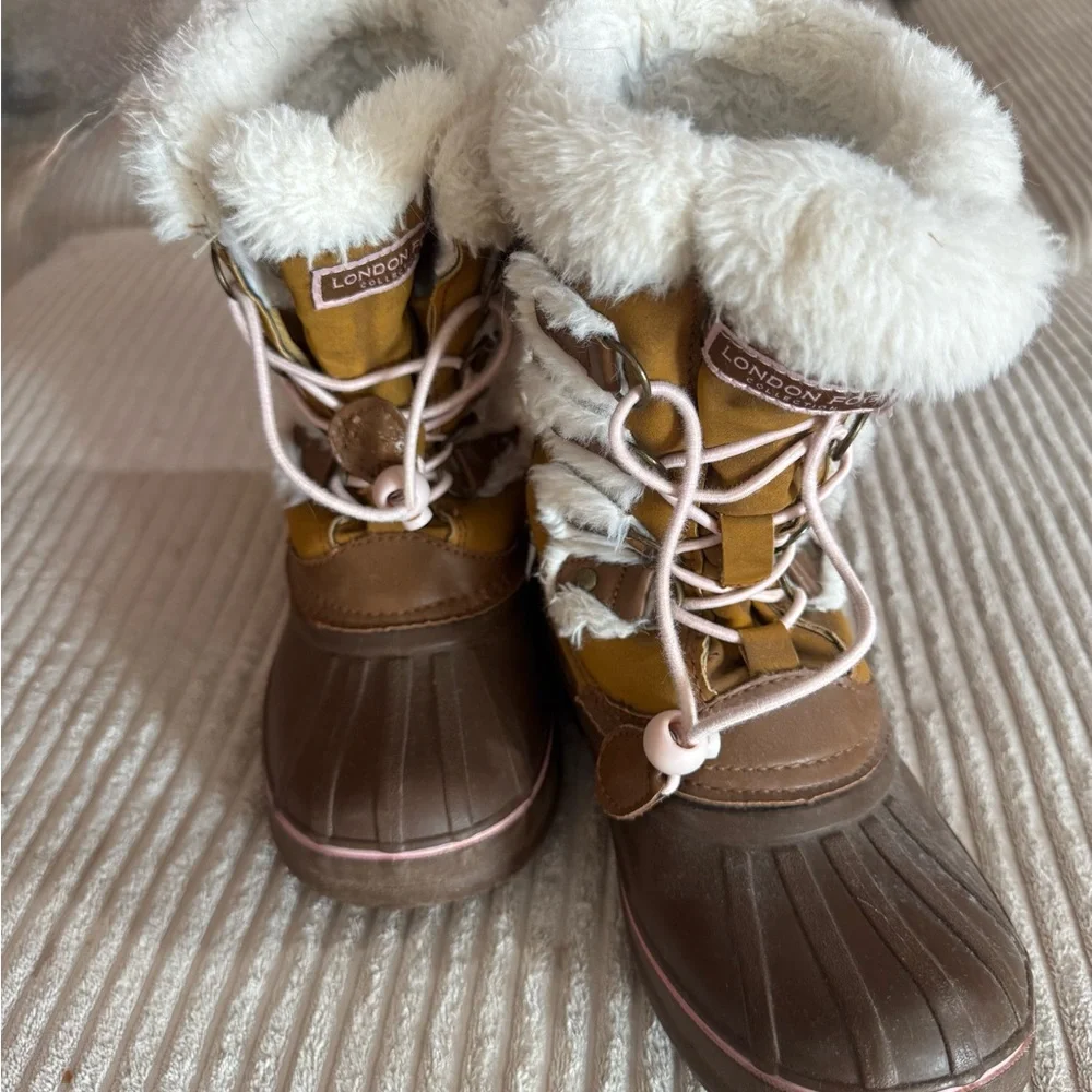 London Fog  Girls Size 2 Winter Snow‎ Boots Faux Fur Lined Excellent Condition